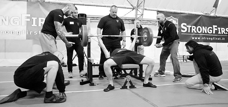 StrongFirst SFL Barbell: Powerlifting pro profíky i pro lid