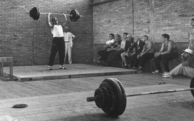 Vybudování military pressu s velkou činkou na kettlebell základu