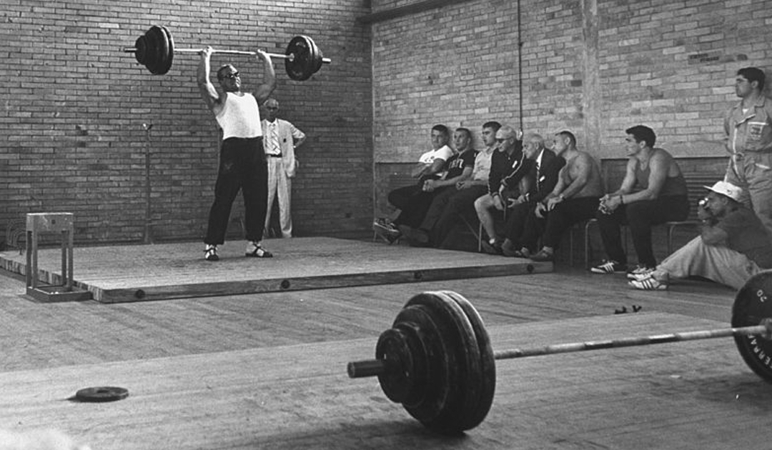Vybudování military pressu s velkou činkou na kettlebell základu