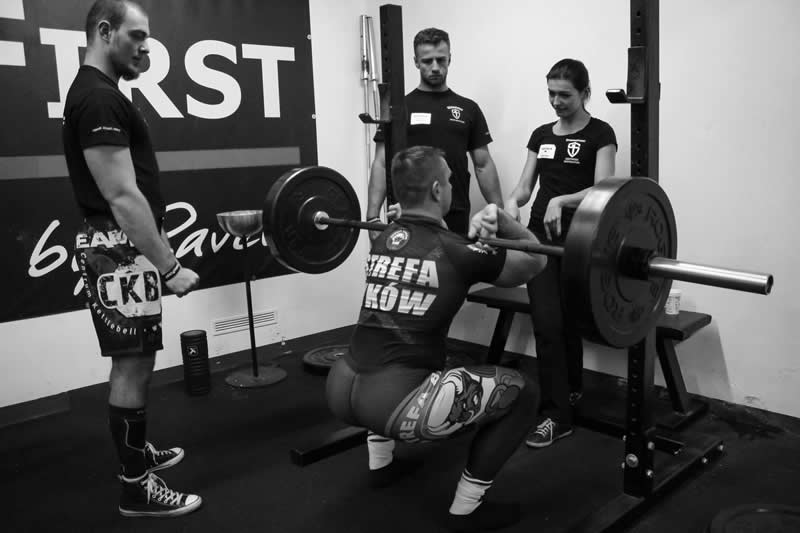Čelní dřep (front squat) - StrongFirst SFL Barbell
