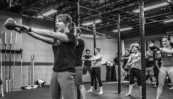 Ženy a kettlebell swing