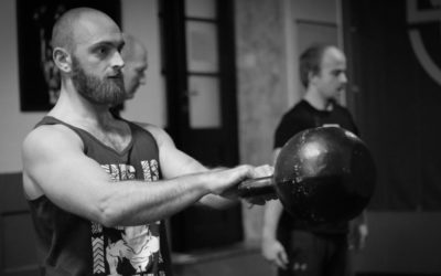 Jak synchronizovat dýchání při cvičení s kettlebell pro větší výbušnou sílu