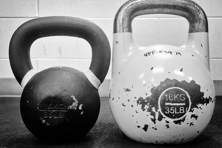 Experiment s kettlebell dnem vzhůru