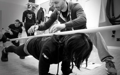Co vás ovládnutí vlastní váhy může naučit o zvedání kettlebell a činek